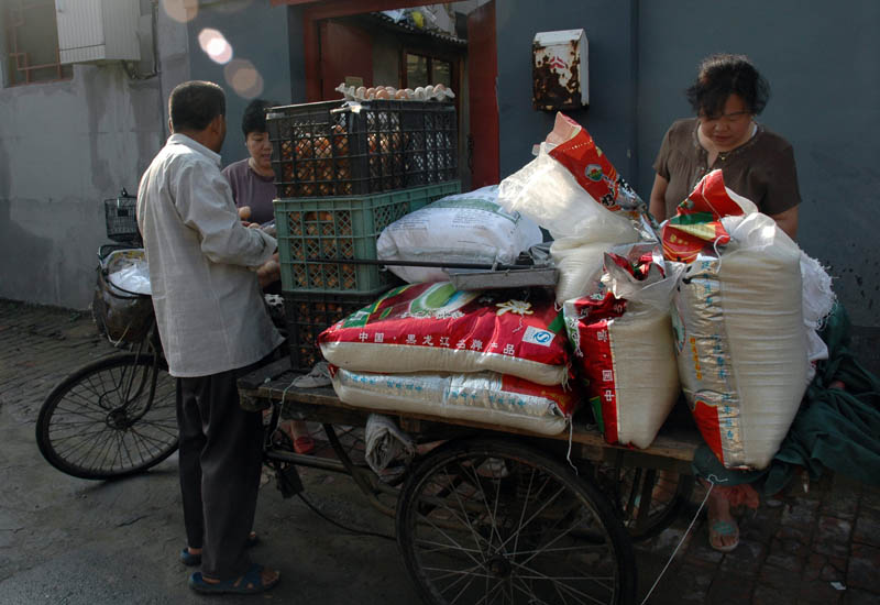 Eggs and rice delivery at the Beixing Hutong, leading to the 1Hai Inn